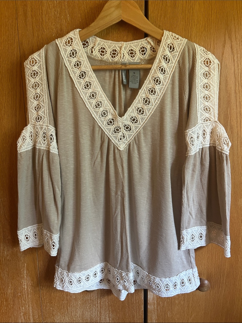 New Directions Weekend Boho Crochet-Trim V-Neck Women’s Top - Cream Taupe